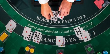 Blackjack stol s razdvojenim parom dame i dečka