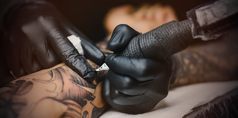 Tetoviranje druge osobe u tattoo studiju